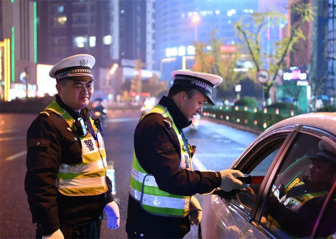 交警進行酒駕檢測.jpg