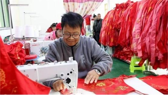 圍裙加工廠正在趕制訂單.jpg