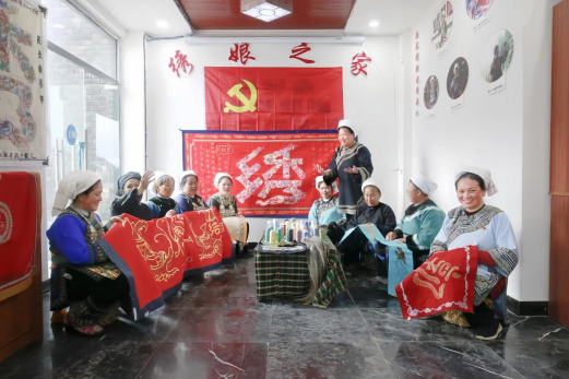 “法律明白人”韋應(yīng)麗唱普法水歌.png