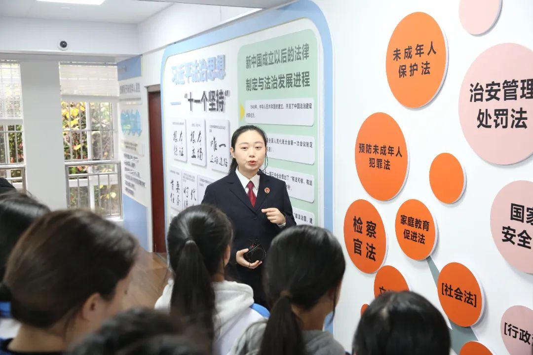 學(xué)生們參觀法治文化長廊.jpg