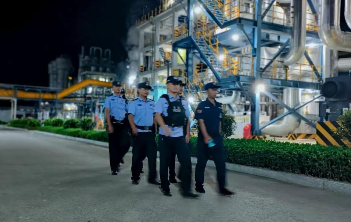 民警開展夜間巡邏.jpg