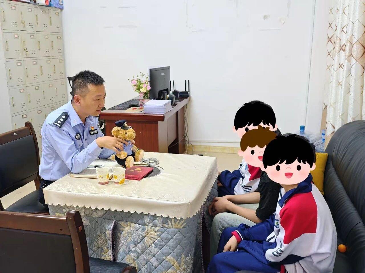 與學生面對面交流.jpg