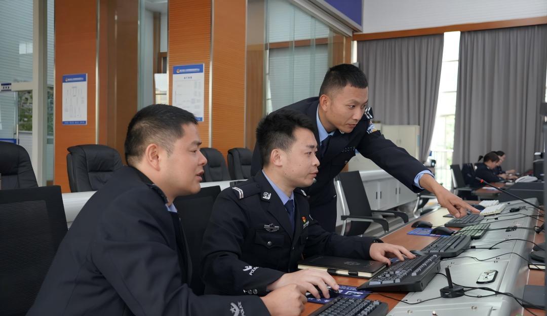 圖1民警查看信息現(xiàn)場.jpg