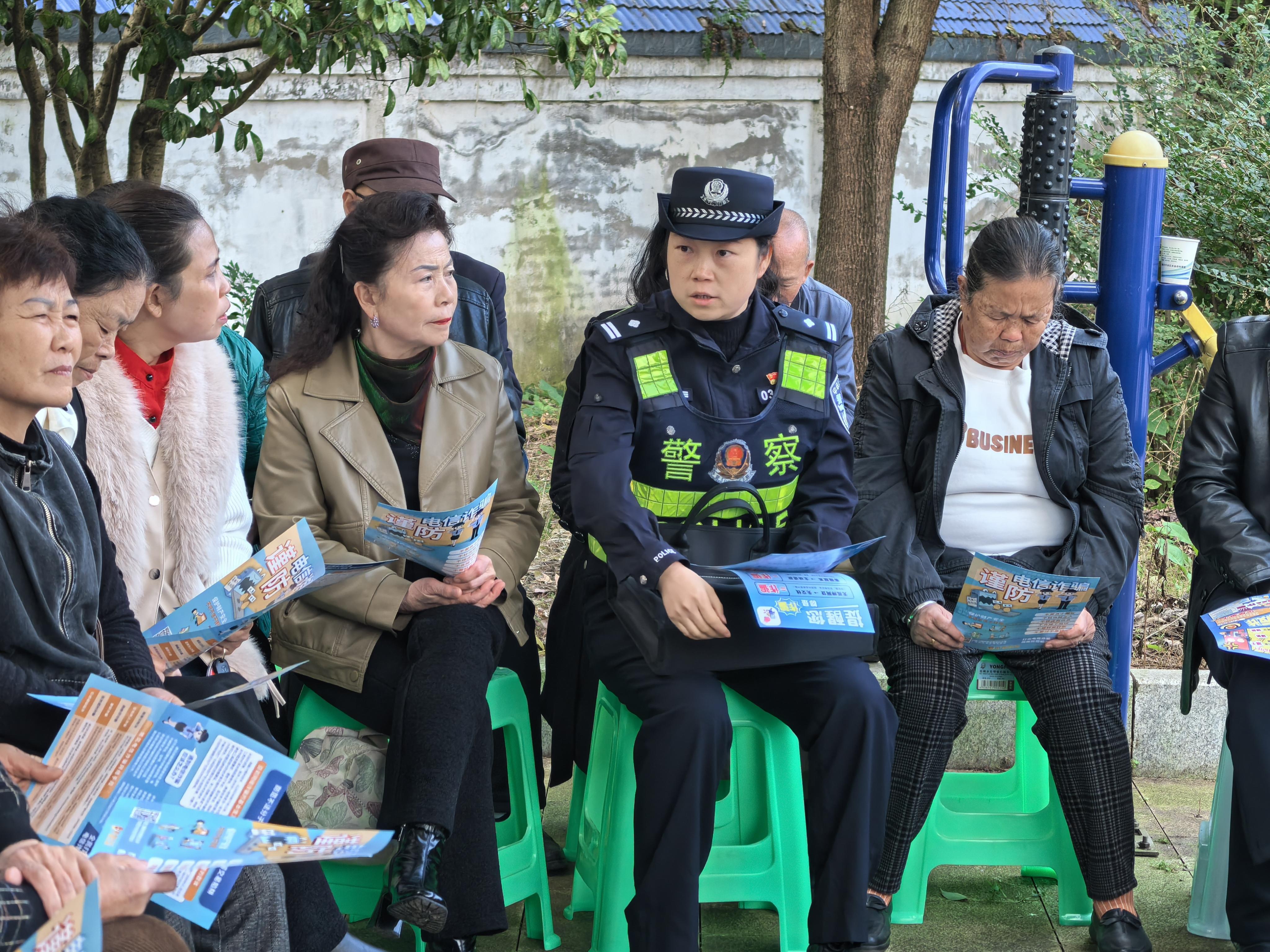 圖4秦童玲在社區(qū)與群眾面對面溝通.jpg