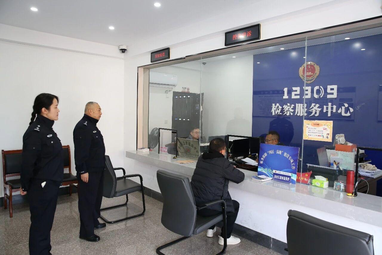 圖2  司法警察維護12309檢察服務(wù)中心的秩序和安全.jpg