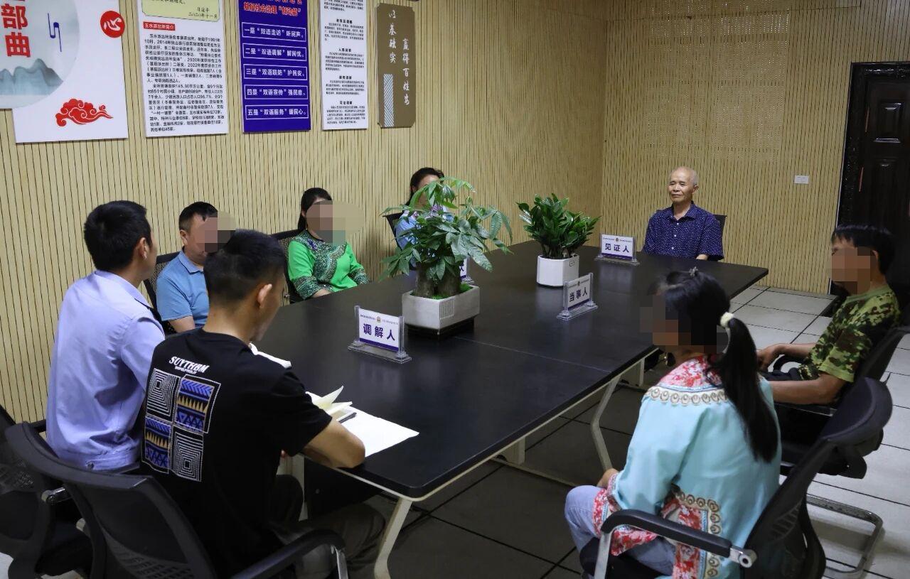 圖2民警進行矛盾調(diào)解.jpg