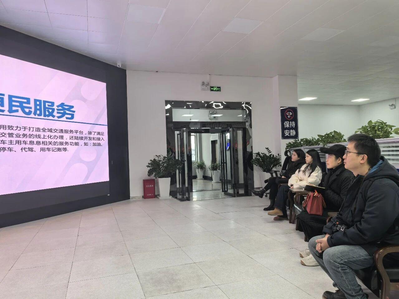 圖1為新聞媒體記者在貴州110服務(wù)中心觀看視頻片.jpg
