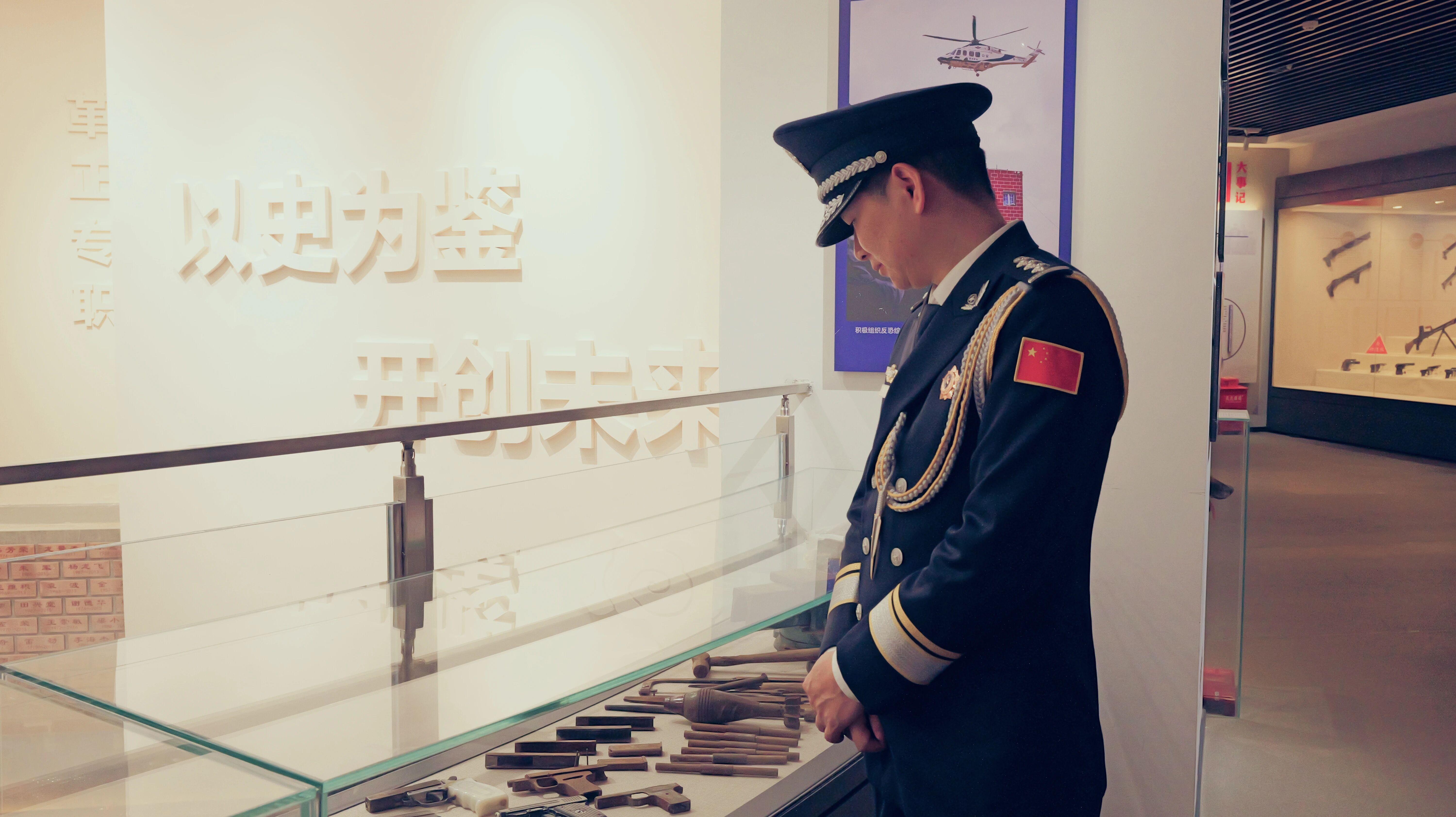 圖3為優(yōu)秀基層民警代表參觀貴州警察博物館.jpg