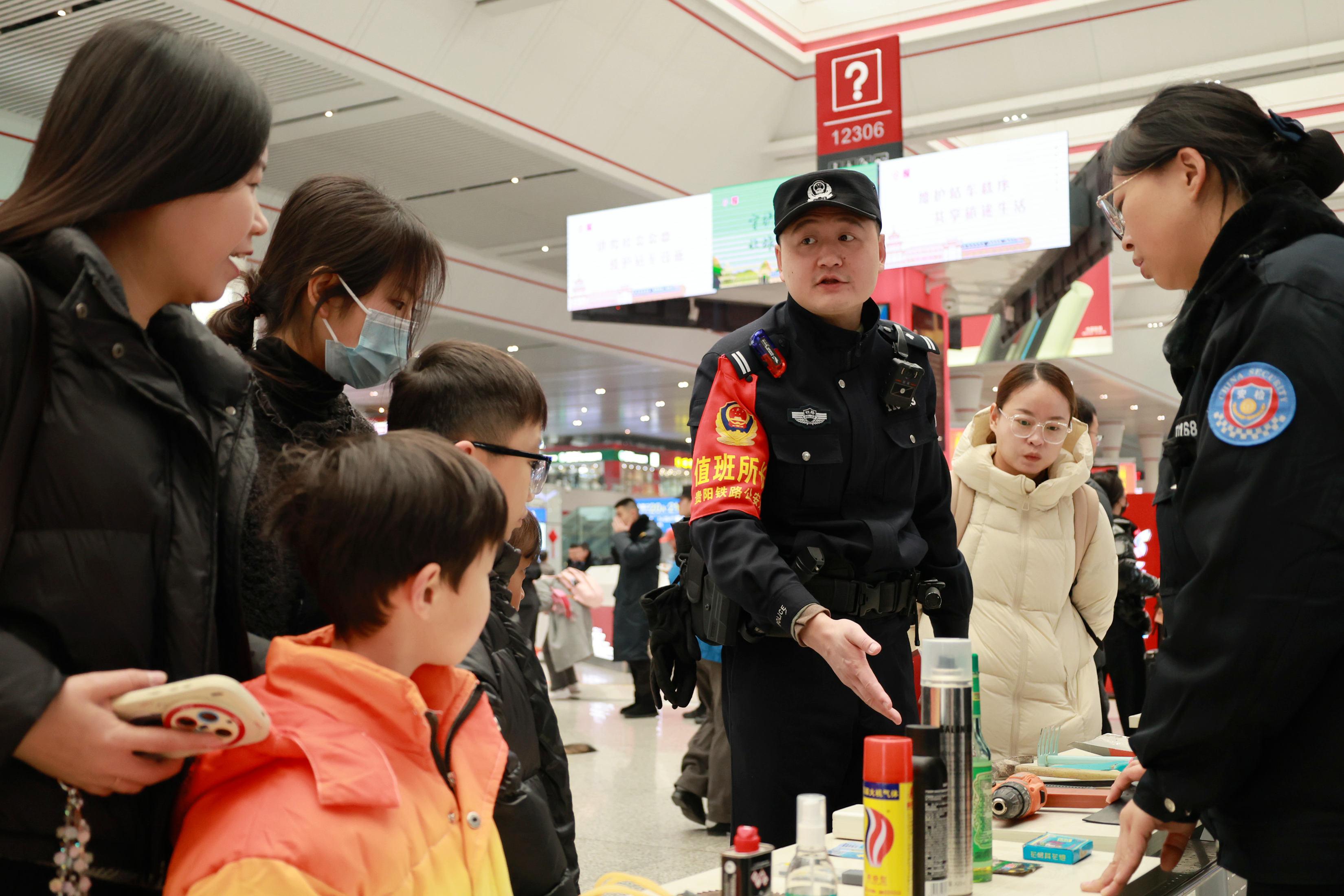 11 民警細(xì)致講解安檢禁帶、限帶物品的相關(guān)規(guī)定與常識.jpg