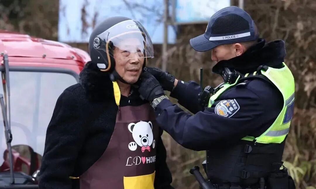 圖1交警檢查群眾佩戴頭盔.jpg