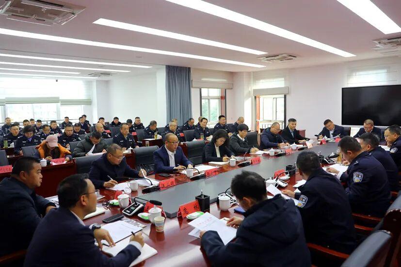 圖3 市公安局舉行黨風政風警風監(jiān)督員聘任儀式?！岔樄踩诿襟w中心供圖.jpg