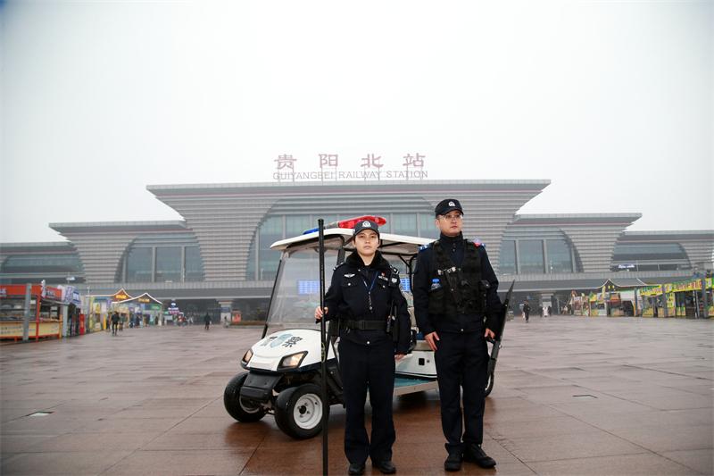圖1民警執(zhí)勤現(xiàn)場.jpg