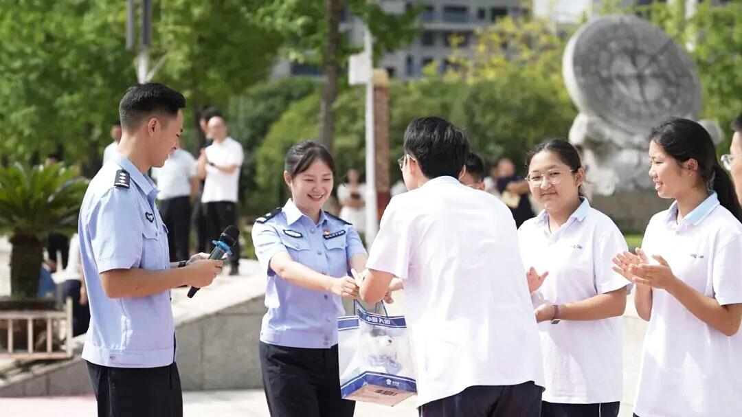 圖3 民警與學(xué)生線下互動(dòng).jpg