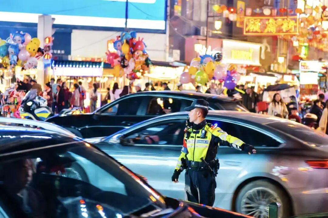 圖1交警指揮交通秩序.jpg
