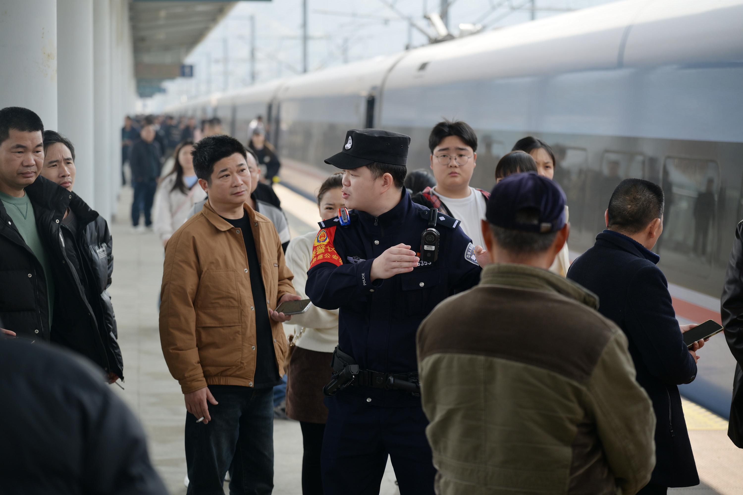 圖2列車乘警進(jìn)行禁煙安全宣傳。.jpg
