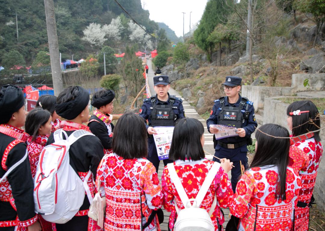圖2 民警們手拿禁毒、反詐、防火防盜宣傳品開展宣傳.jpg