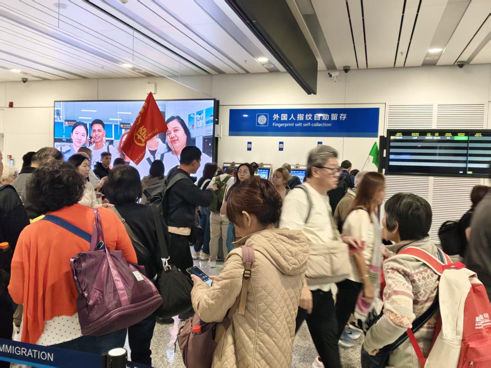 圖1旅客通關現(xiàn)場.jpg