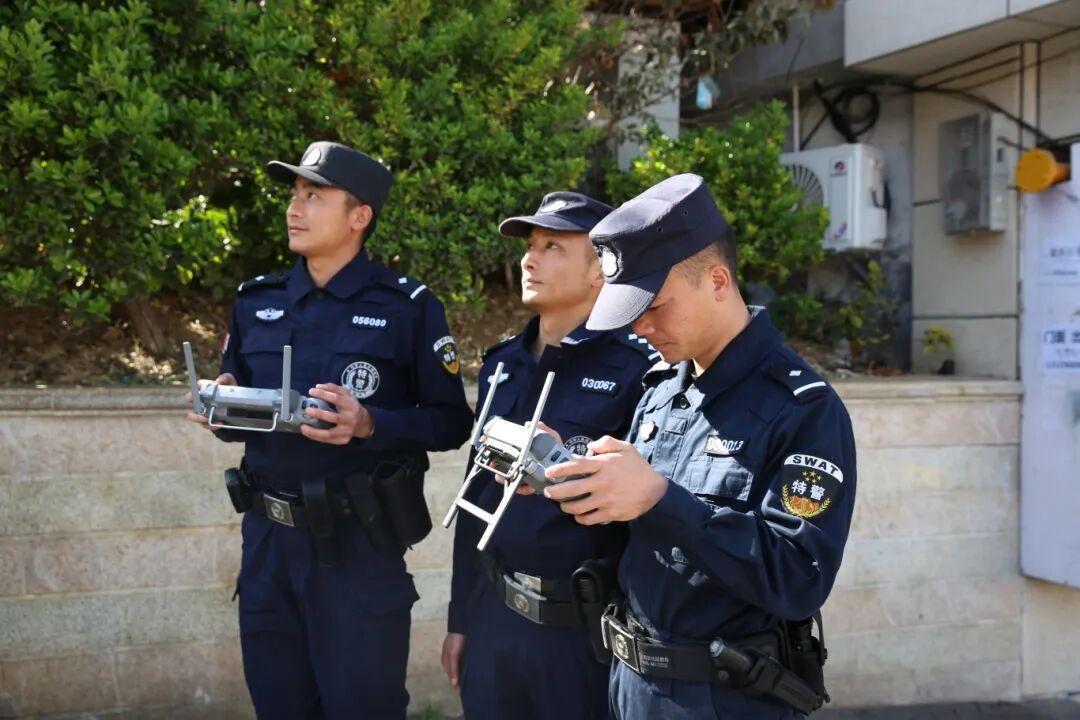 圖1 警員操控?zé)o人機(jī).jpg