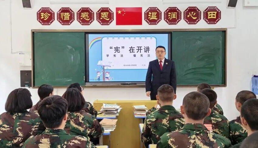 圖1 法治副校長(zhǎng)給學(xué)生們普及法律知識(shí).jpg