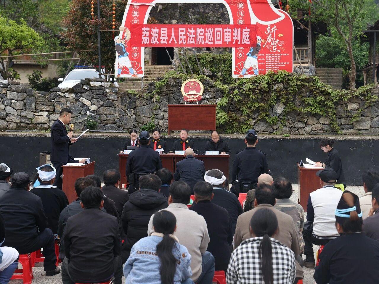 圖1庭審現(xiàn)場.jpg