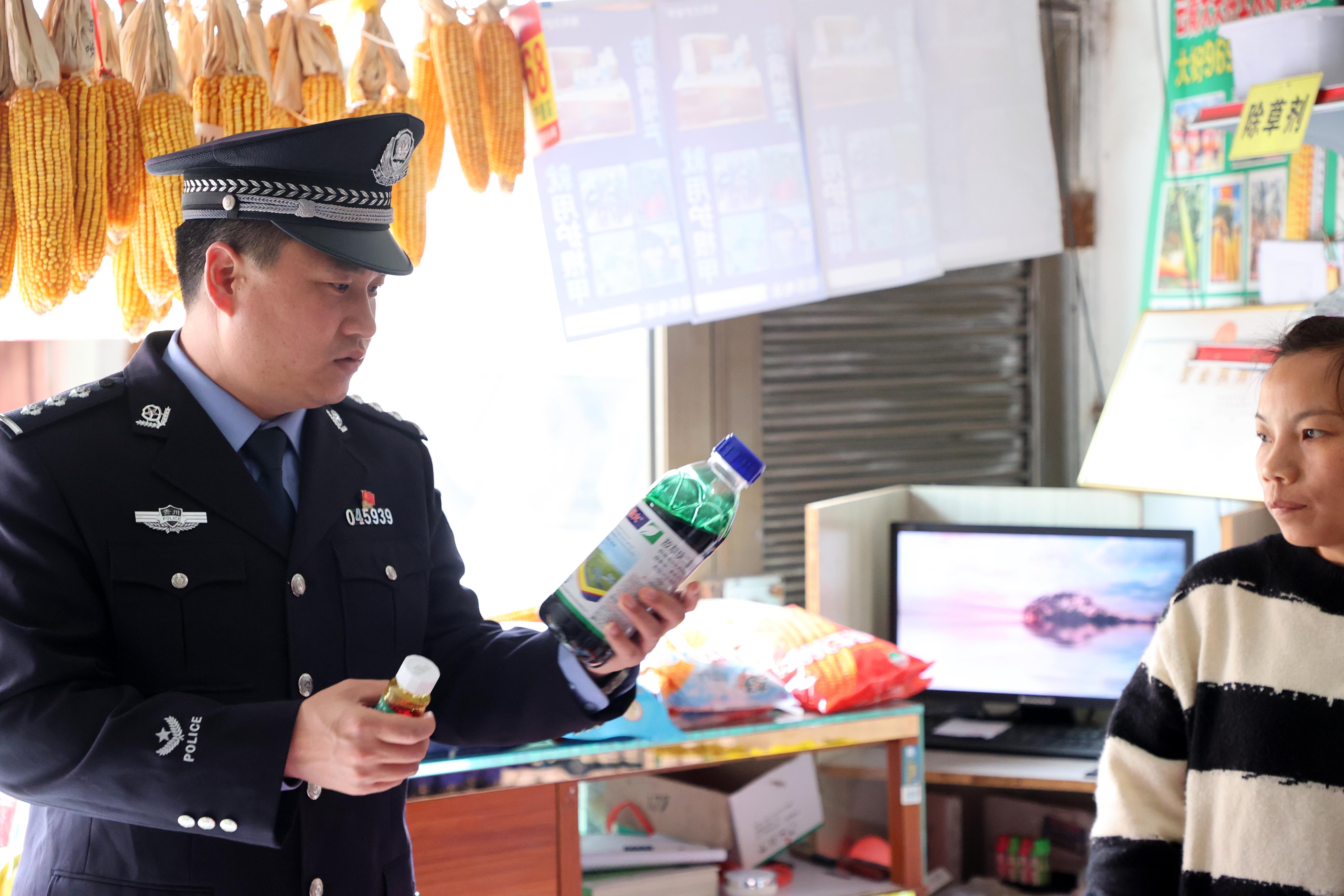 圖2民警檢查農(nóng)資產(chǎn)品.jpg