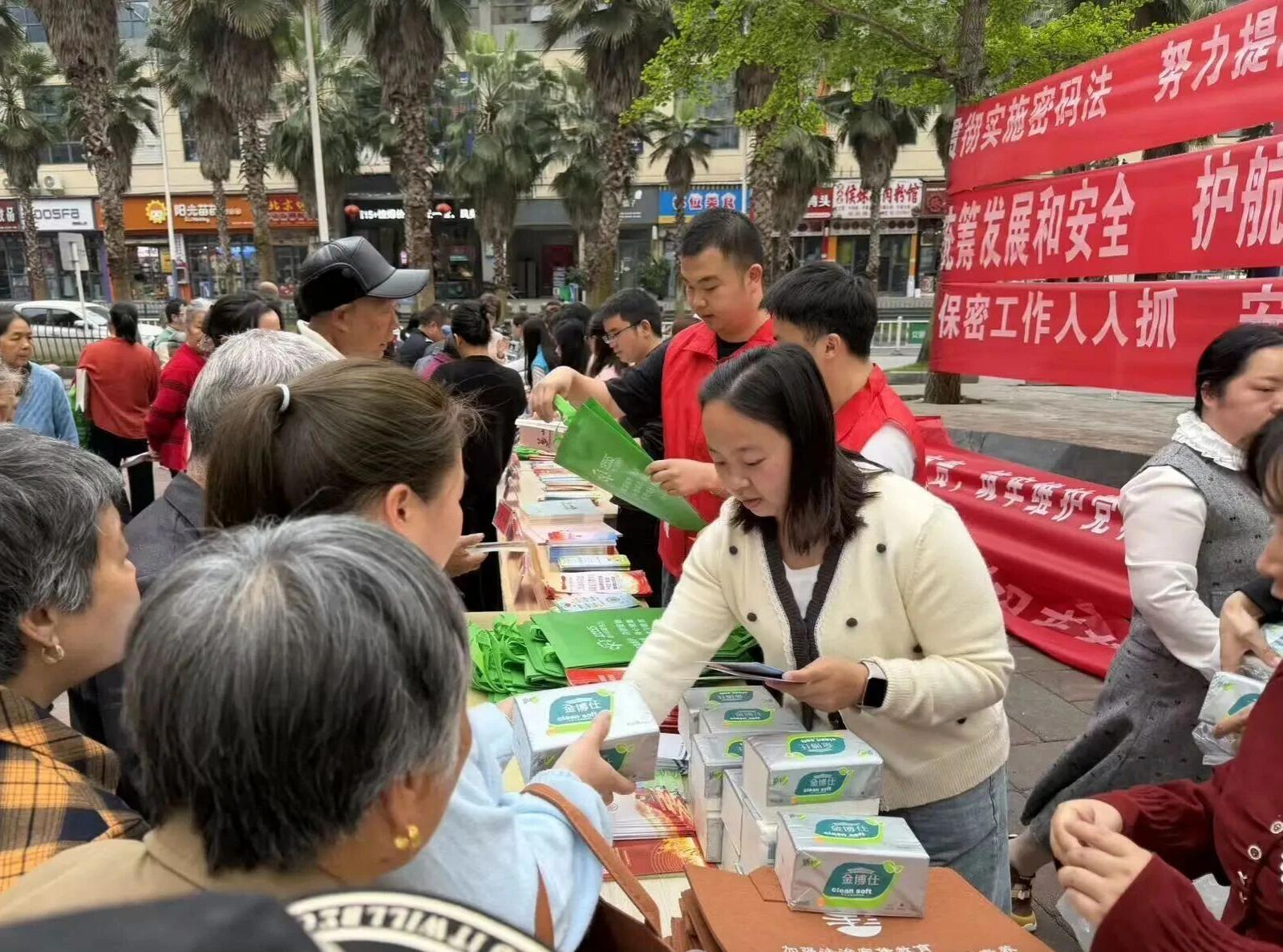 圖1在仁山街道貴苑社區(qū)開展全民國家安全教育日主題宣傳活動.jpg