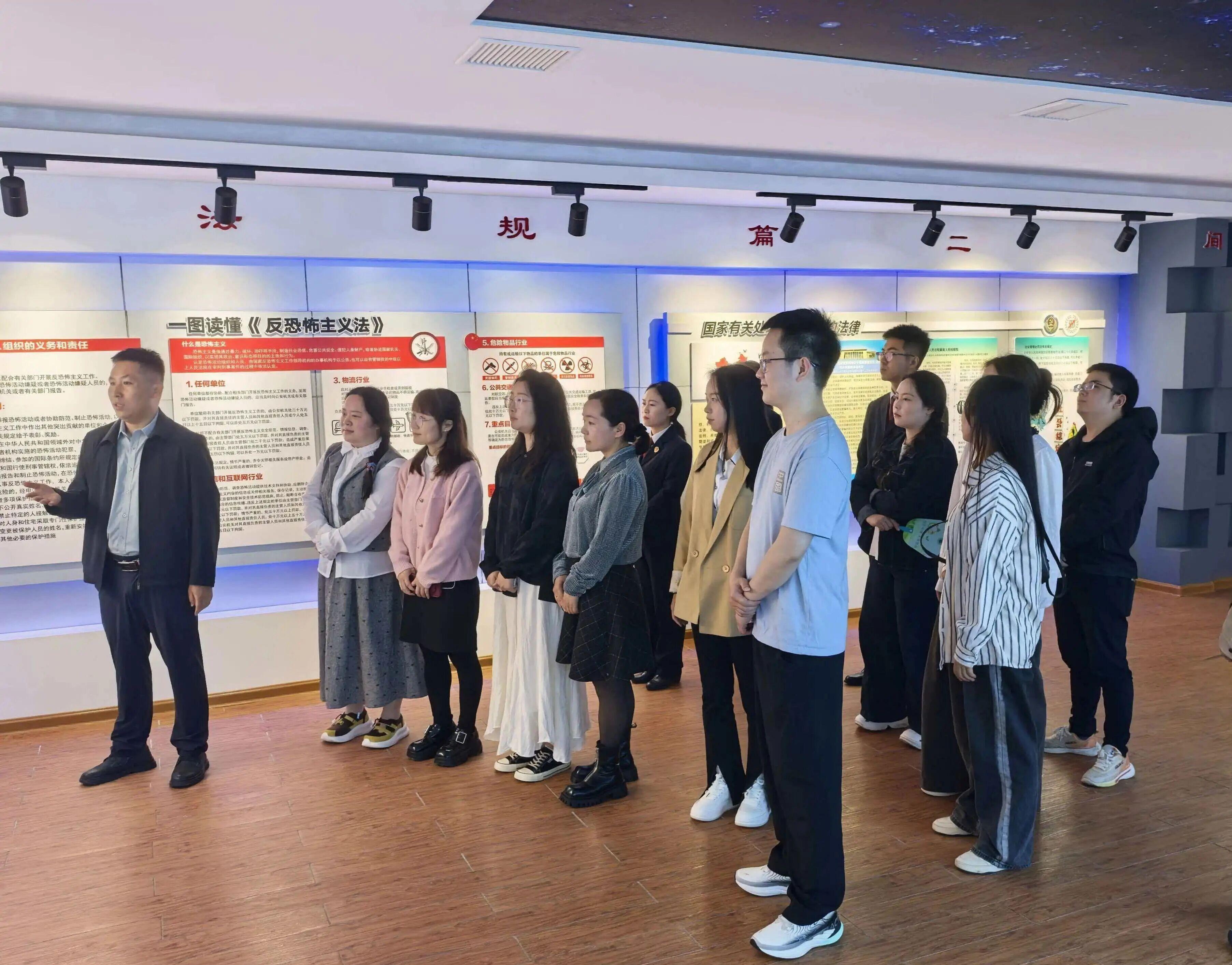 圖2 全體干部職工前往區(qū)委黨校國家安全警示教育基地參觀學(xué)習(xí)。.jpg