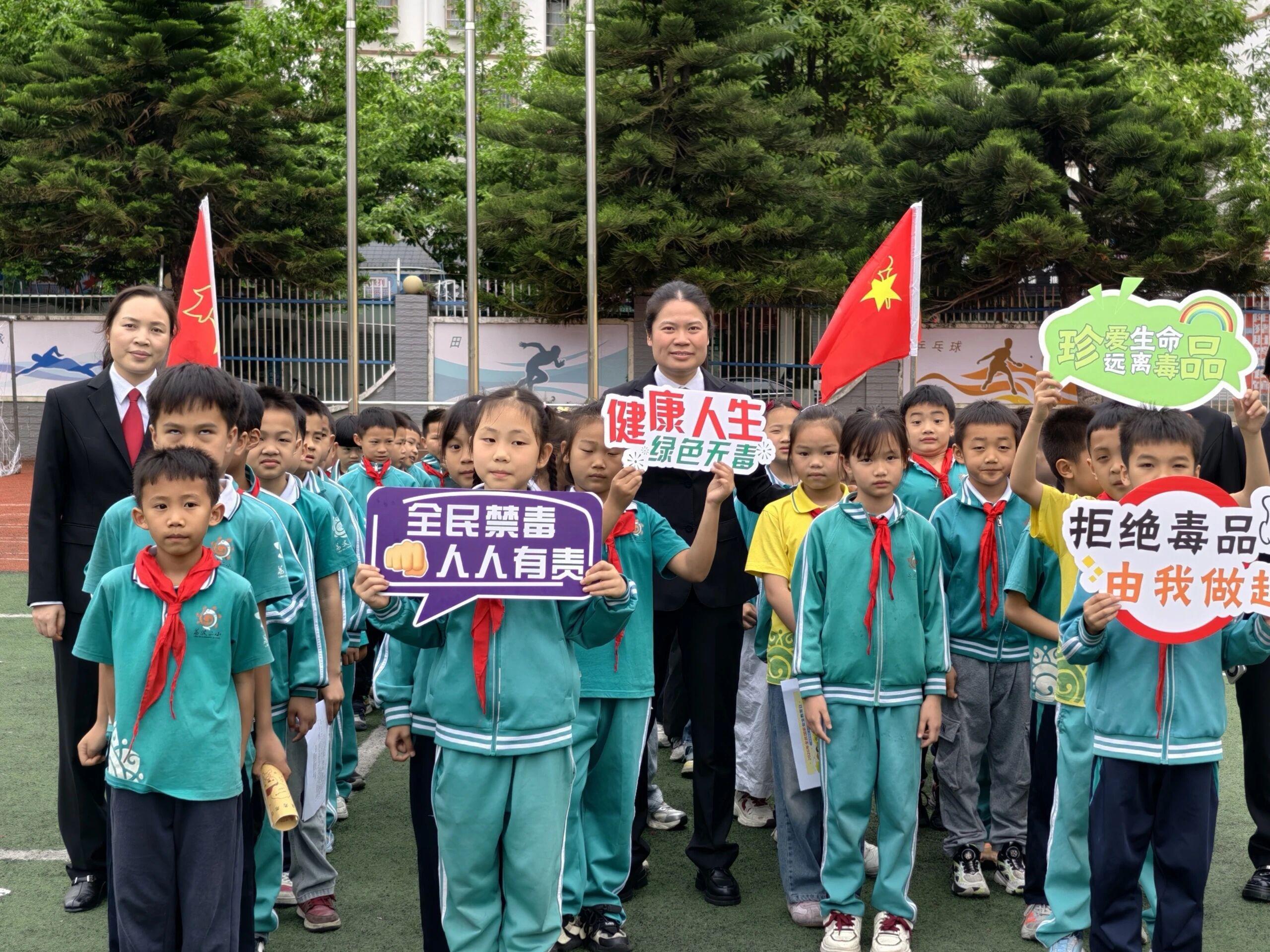 圖2法治副校長與學(xué)生合照.jpg