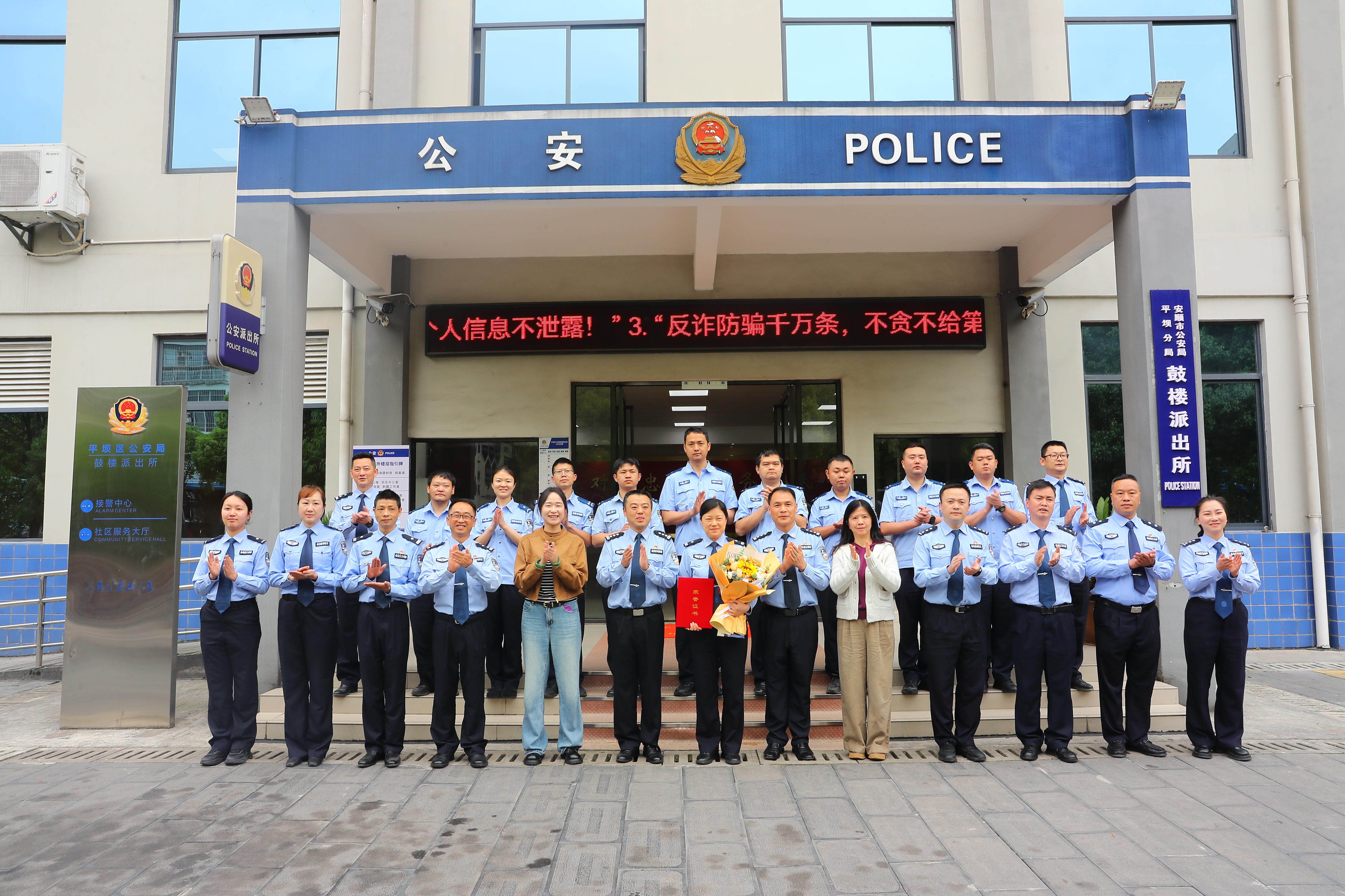 圖1秦童玲獲“中國好人”送獎儀式合影.jpg