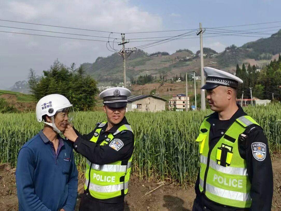 圖1交警提醒戴頭盔。.jpg