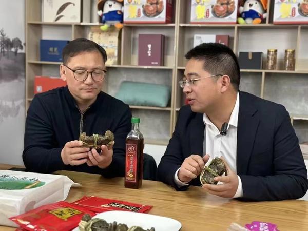馬恒宏正在進行電商直播。雙游村供圖