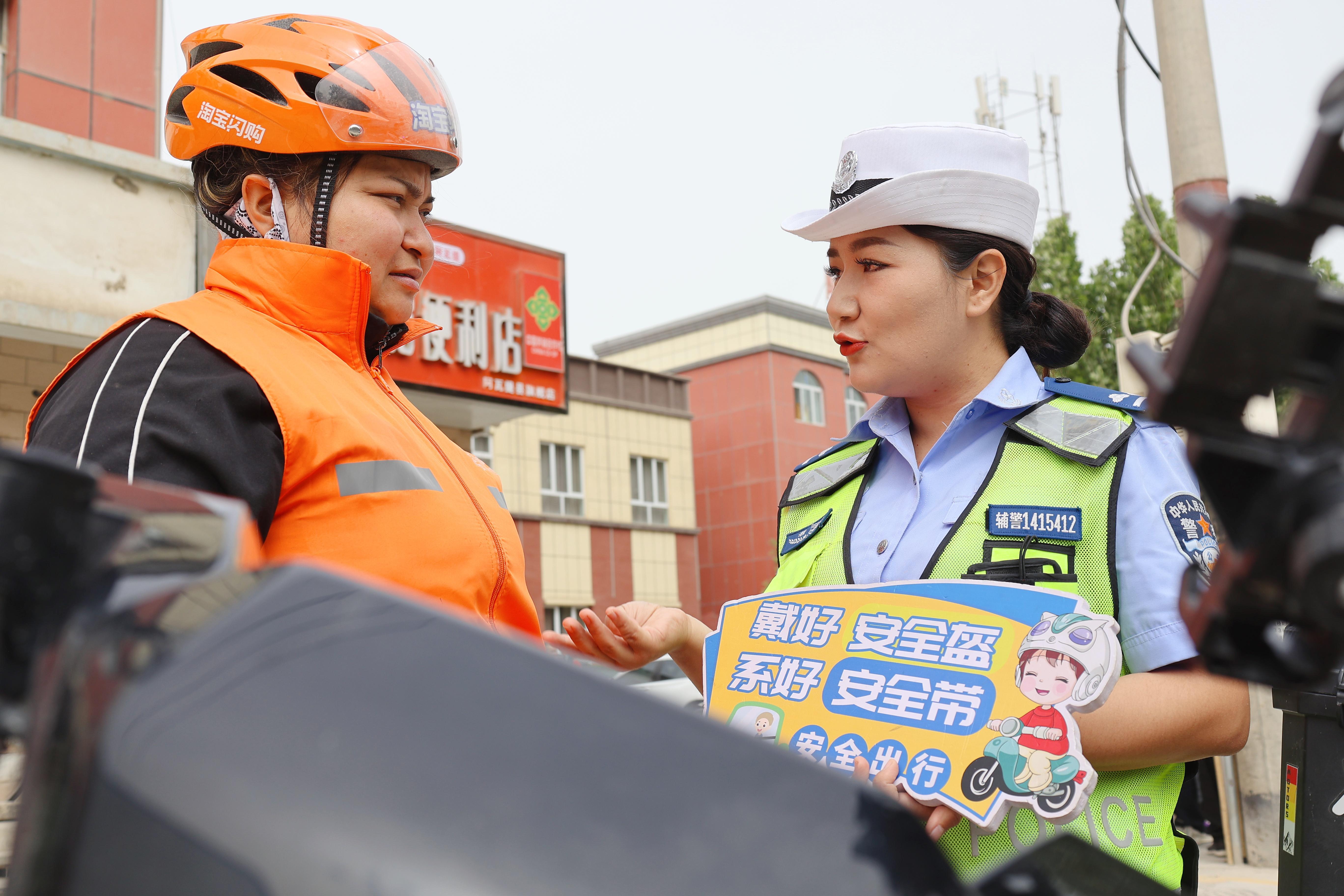 新疆阿瓦提：交警走進(jìn)外賣企業(yè)開(kāi)展交通安全宣傳活動(dòng)