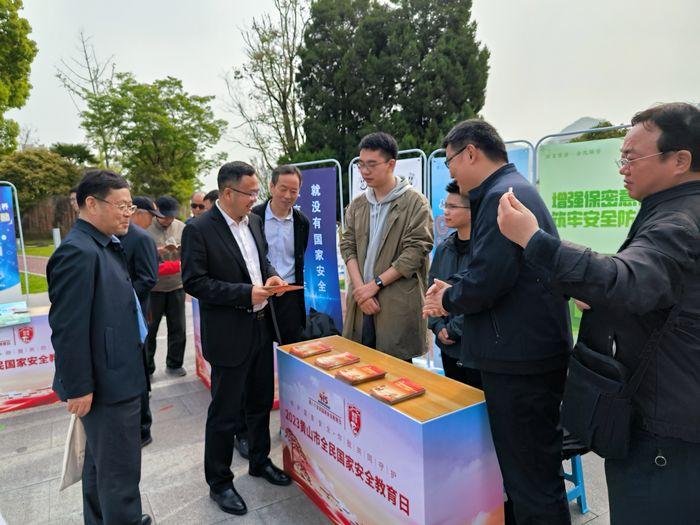 與會(huì)領(lǐng)導(dǎo)參觀全民國(guó)家安全教育日展臺(tái)。葉晨攝.jpg