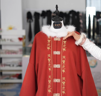 新春走基層 | 香味漢服、AI設(shè)計(jì)……漢服里的“黑科技”