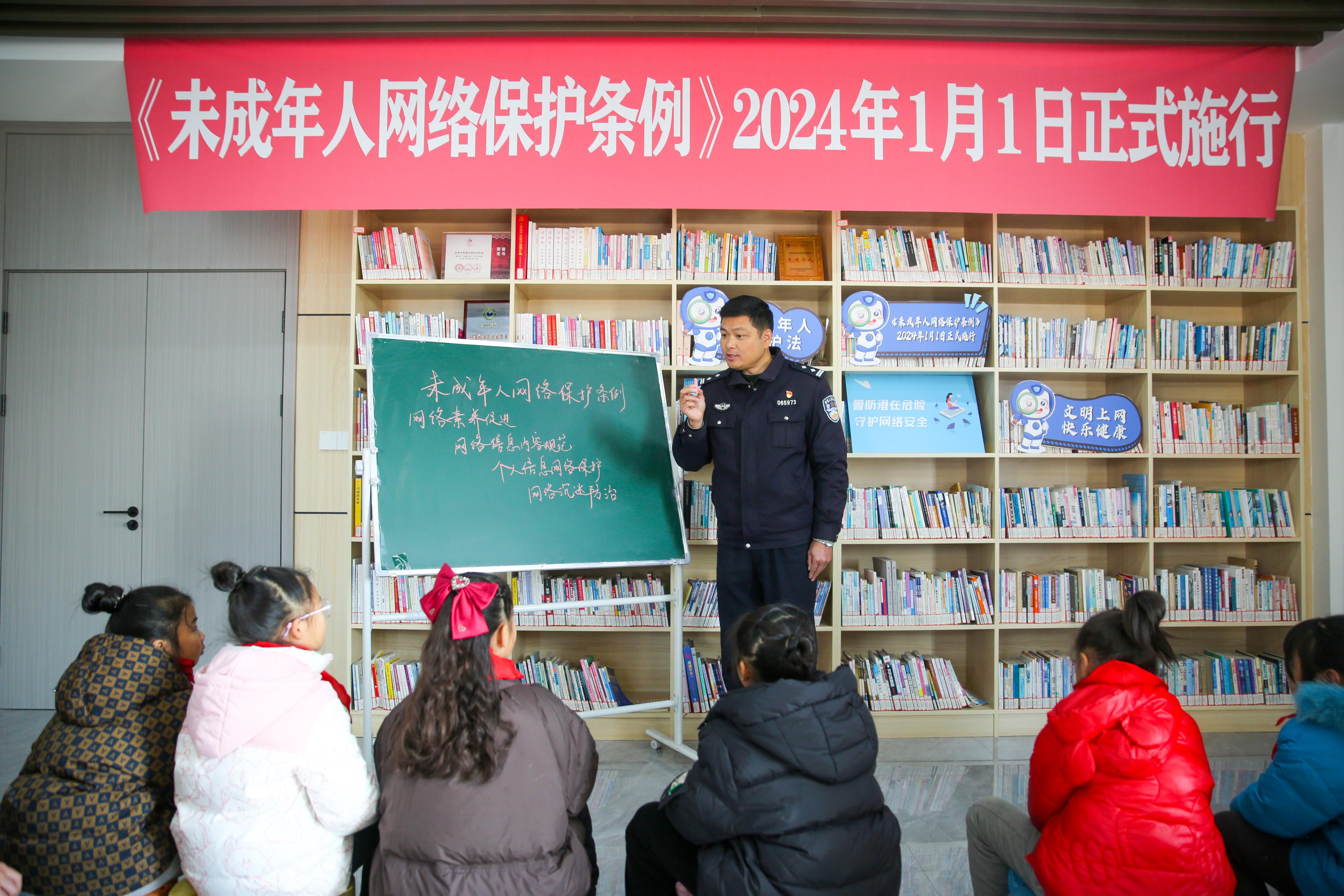 2024年1月1日，在江蘇南通如皋市城南街道新華社區(qū)農(nóng)家書屋內(nèi)，網(wǎng)絡(luò)普法志愿者向?qū)W生講解《未成年網(wǎng)絡(luò)安全保護(hù)條例》相關(guān)內(nèi)容。.jpg
