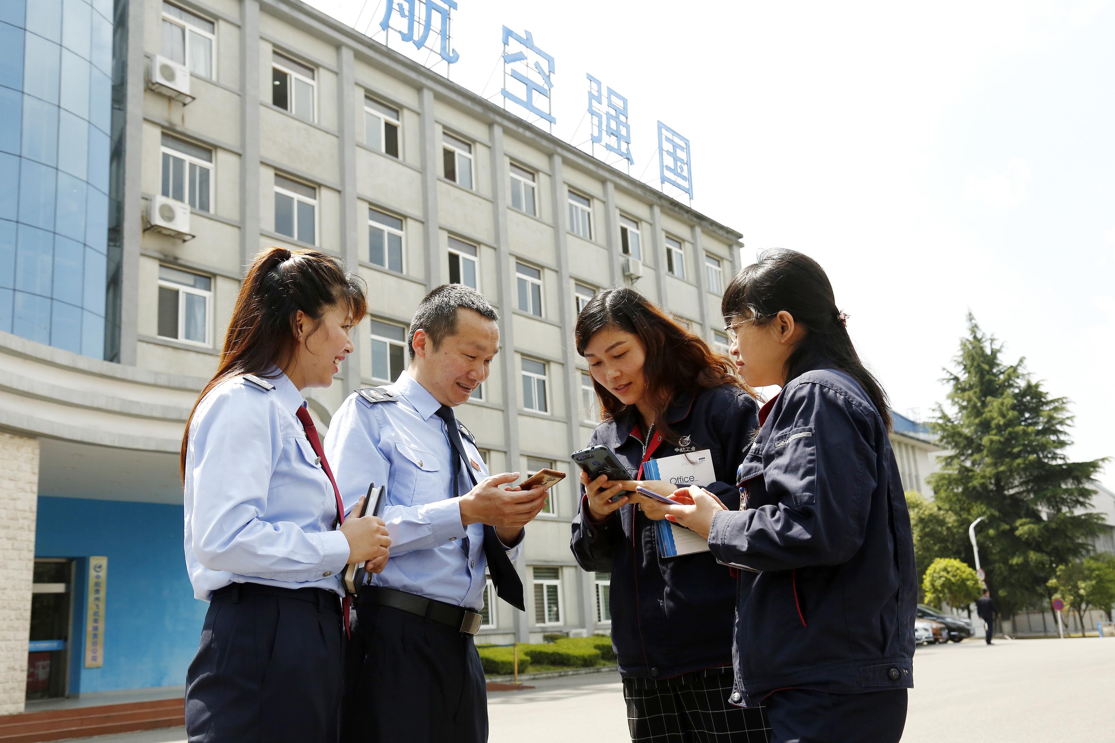 “金稅委員” 走進企業(yè)，為企業(yè)詳細解說稅務(wù)部門在減稅降費、納稅服務(wù)、助企紓困等方面的措施與成效，并專項輔導(dǎo)企業(yè)所需稅費知識。.jpg