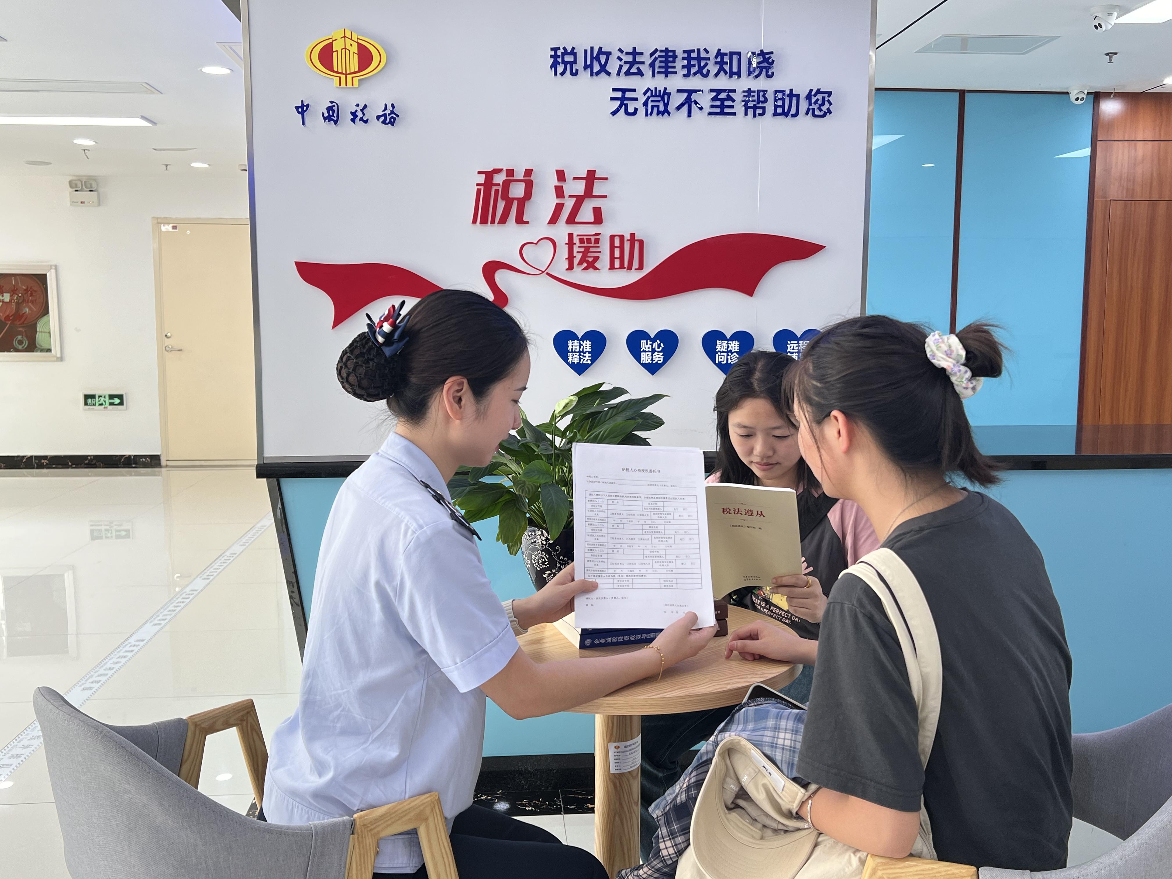 打造集成 “稅情收集、稅法服務(wù)、綜合調(diào)解、法律救濟、權(quán)益保護、風(fēng)險防控” 六大功能的 “稅診室”，為納稅人、繳費人提供專業(yè)化服務(wù)，化解涉稅爭議。.jpg
