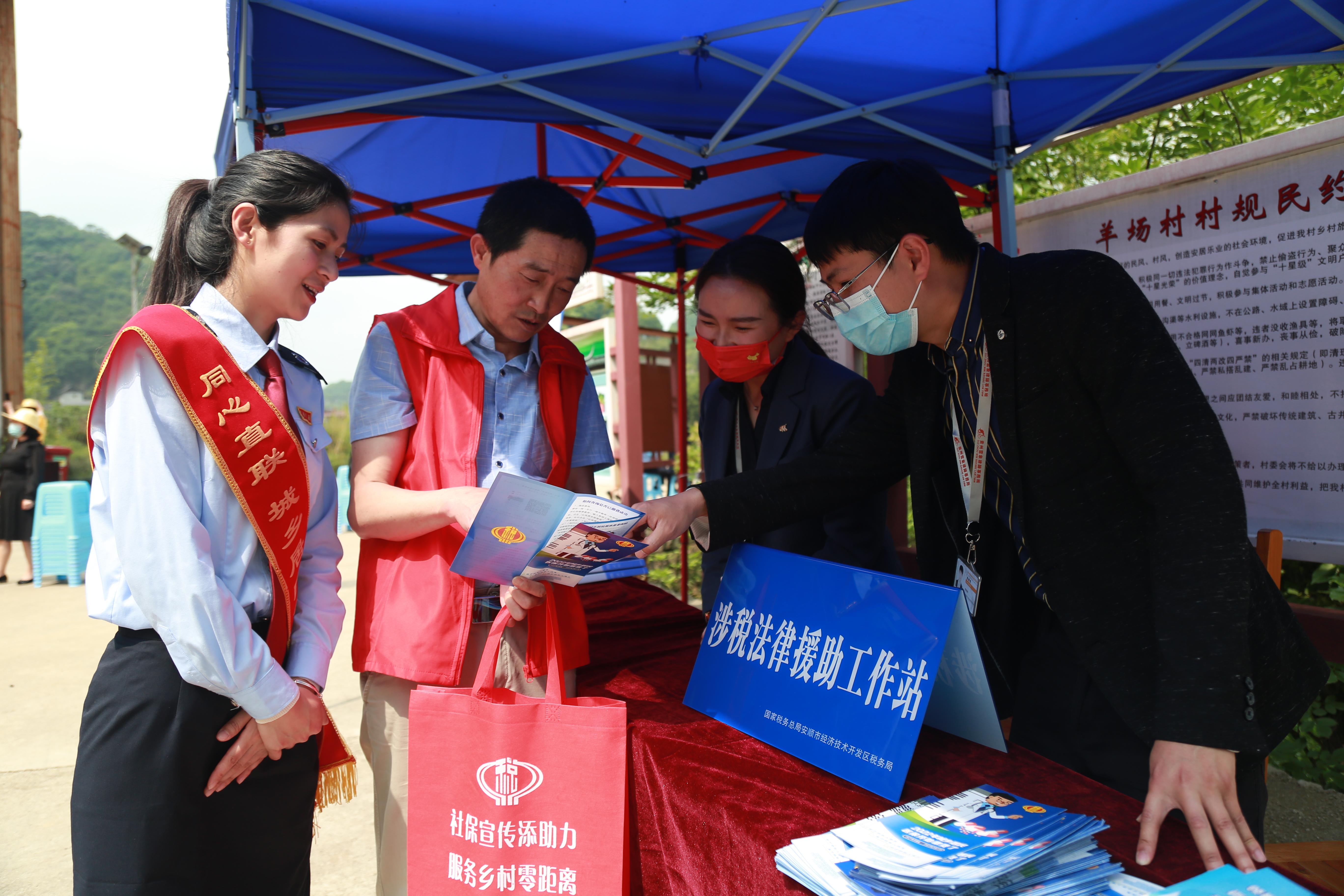 以青年稅務(wù)干部為主體，打造“鄉(xiāng)村振興助農(nóng)服務(wù)隊”，走進鄉(xiāng)村、農(nóng)業(yè)合作社提供發(fā)票代開指導(dǎo)、社保繳費宣傳、涉稅政策咨詢等稅費服務(wù)。.jpg