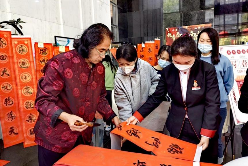 中信銀行深圳分行舉行寫春聯(lián)送祝?；顒?></a> 
            </div> 
            <div   id=