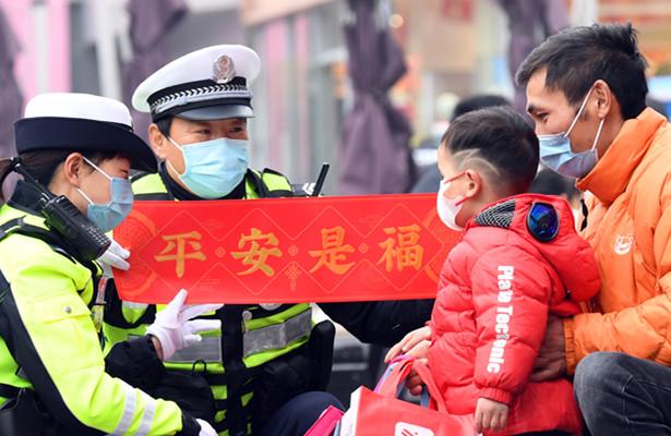 節(jié)日交警送平安